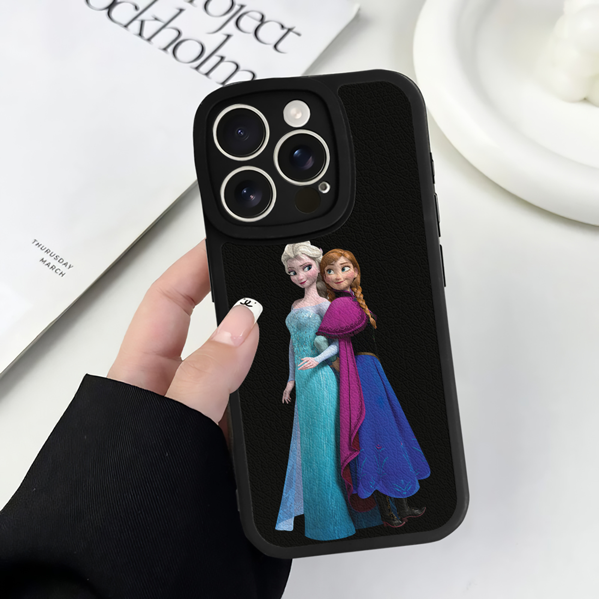 （画像用） アナと雪の女王 アンナ エルサ Frozen Anna Elsa 【iPhone 16シリーズ対応】シリコンスマホケース（レザー調） 材質：シリコン
